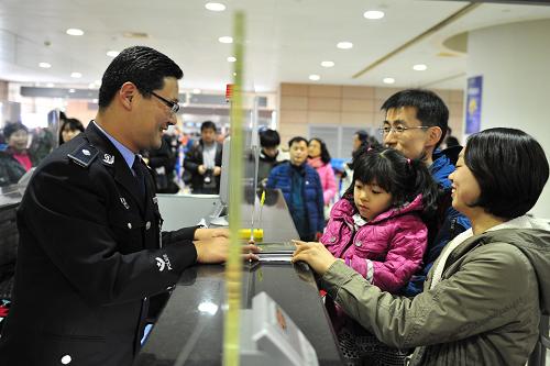 1月1日,從韓國首爾飛抵上海浦東國際機場的韓國旅客在邊檢大廳辦理過境免簽手續(xù)。自2013年1月1日起,美國、德國、法國、韓國、日本等45國公民,憑本人有效國際旅行證件、前往國(地區(qū))簽證和已確定日期及座位并在72小時內(nèi)離境的聯(lián)程機票或者相關證明,過境上海的空港口岸(浦東國際機場或虹橋國際機場)前往第三國(地區(qū)),可免辦簽證在上海行政區(qū)域內(nèi)停留不超過72小時。