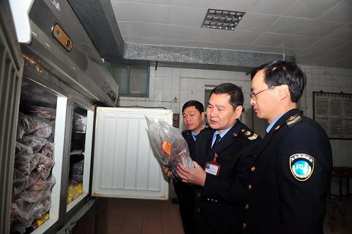 1月5日,南寧市食品藥品監(jiān)督所工作人員在一所學(xué)校的食堂進(jìn)行檢查。當(dāng)日,廣西南寧市食品藥品監(jiān)督所對(duì)部分學(xué)校食堂衛(wèi)生進(jìn)行了全面檢查。在寒假前進(jìn)行檢查,目的是為了讓存在衛(wèi)生安全隱患的食堂能在假期內(nèi)進(jìn)行整改,并于開學(xué)后進(jìn)行復(fù)查工作。