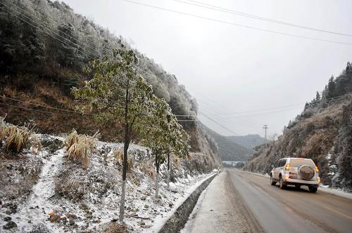 1月5日,在桂林市至資源縣的路上,一輛汽車在結(jié)冰的路面上緩慢行駛。當(dāng)日,位于桂北的桂林市資源、全州、興安、灌陽(yáng)、龍勝等縣(自治縣)境內(nèi)公路路面結(jié)冰程度有所增加,2條省道2條縣道8個(gè)路段出現(xiàn)嚴(yán)重結(jié)冰,車輛通行受阻。據(jù)悉,桂北冰凍已經(jīng)持續(xù)兩天,路面結(jié)冰給當(dāng)?shù)匦熊嚢踩珟?lái)不少威脅。根據(jù)廣西壯族自治區(qū)氣象局提供的信息,未來(lái)一周廣西將維持陰雨寒冷天氣。預(yù)計(jì)6日至8日,廣西全區(qū)陰天大部分地區(qū)有小雨;9日至11日,受較強(qiáng)冷空氣影響,桂東北部分地區(qū)有中到大雨。桂北局部地區(qū)和高寒山區(qū)有可能出現(xiàn)雨夾雪、小雪、凍雨、冰凍天氣以及道路結(jié)冰。