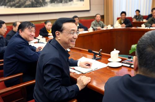 1月5日,中共中央政治局常委、國務(wù)院副總理李克強(qiáng)在北京與來自最基層的18名鄉(xiāng)村醫(yī)生座談,聽取意見。新華社記者 姚大偉 攝