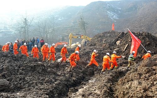 1月12日,參加救災(zāi)的消防隊員撤離滑坡體現(xiàn)場。新華社記者 陳海寧 攝