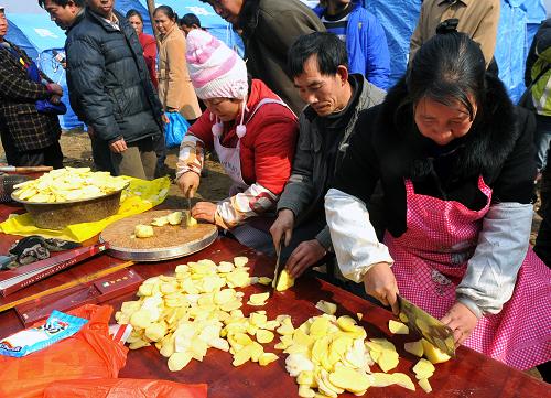 1月12日,鄰村的村民自發(fā)前來為臨時安置點(diǎn)的受災(zāi)群眾做飯。新華社記者 陳海寧 攝