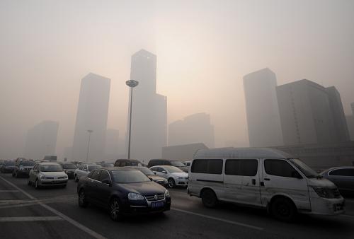 1月12日下午三點半左右,北京東三環(huán)CBD周邊的建筑籠罩在濃霧中。新華社記者 羅曉光 攝