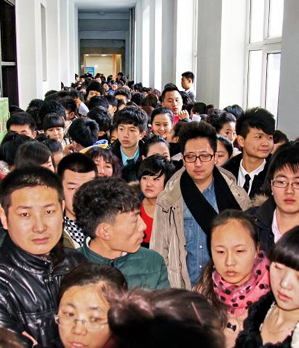 1月13日,考生及家長(zhǎng)在內(nèi)蒙古大學(xué)藝術(shù)學(xué)院考場(chǎng)外等待面試。當(dāng)日,內(nèi)蒙古自治區(qū)非美術(shù)類(lèi)、音樂(lè)類(lèi)專(zhuān)業(yè)的2013年普通高校其他藝術(shù)類(lèi)專(zhuān)業(yè)聯(lián)考初試在內(nèi)蒙古大學(xué)藝術(shù)學(xué)院進(jìn)行。截至目前,已有來(lái)自?xún)?nèi)蒙古各地區(qū)的6570名藝術(shù)類(lèi)考生報(bào)名,播音主持、廣播電視編導(dǎo)、戲劇影視文學(xué)是內(nèi)蒙古地區(qū)其他藝術(shù)類(lèi)考生報(bào)名人數(shù)排前三位的專(zhuān)業(yè)。新華社記者 趙婷婷 攝