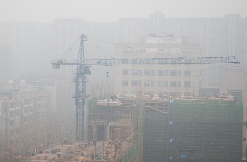 1月13日,四川成都龍騰西路附近的一處建筑工地被濃霧籠罩。自1月6日以來,四川成都接連遭遇大霧天氣,從1月8日起中心城區(qū)空氣質(zhì)量連續(xù)為污染級別,而在全市8個PM2.5監(jiān)測點中,6個點位所測指數(shù)都曾達到嚴重污染的級別。為遏制空氣質(zhì)量惡化趨勢,成都市氣象局人工影響天氣辦公室將擇機進行人工降雨。新華社發(fā)(李華梁 攝)