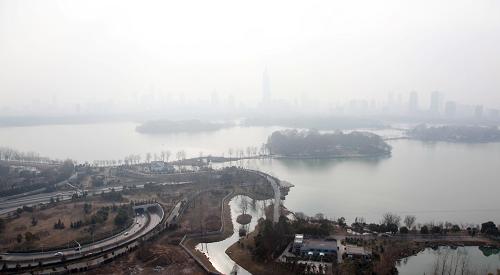 1月13日,南京市玄武湖被濃霧籠罩。2013年1月6日至13日,南京空氣質(zhì)量已連續(xù)8天達(dá)到污染級(jí)別。針對(duì)此次持續(xù)性的污染,南京環(huán)保局已經(jīng)啟動(dòng)了空氣質(zhì)量應(yīng)急預(yù)案。專家分析,南京的空氣污染狀況將持續(xù)到周一才有可能緩解。新華社發(fā)(劉建華 攝)