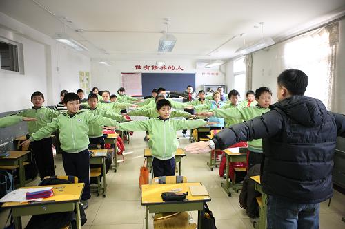 1月14日,北京涭水河小學(xué)學(xué)生在教室內(nèi)做形體操。新華社發(fā)(劉長龍 攝)