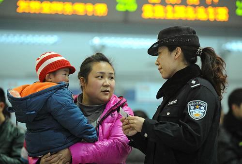 1月14日,在成都火車(chē)站售票大廳,一名鐵警在為旅客講解購(gòu)買(mǎi)車(chē)票相關(guān)注意事項(xiàng)。新華社發(fā)(薛玉斌 攝)