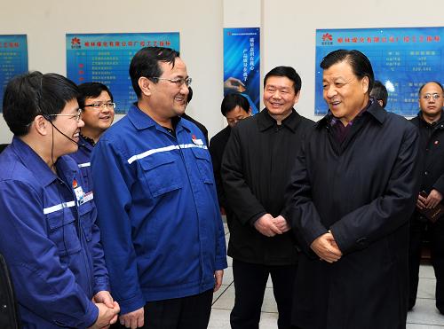1月11日至14日,中共中央政治局常委、中央書記處書記劉云山在陜西延安、榆林兩地就貫徹落實黨的十八大精神、開展群眾路線教育實踐活動進行調研。這是1月14日,劉云山在榆林市延長油田20萬噸醋酸項目調研時,同公司員工親切交談。新華社記者 饒愛民 攝
