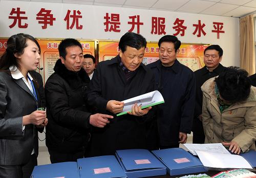 1月11日至14日,中共中央政治局常委、中央書記處書記劉云山在陜西延安、榆林兩地就貫徹落實黨的十八大精神、開展群眾路線教育實踐活動進行調研。這是1月14日,劉云山在榆林市榆陽區(qū)金陽小區(qū)調研社區(qū)黨建工作。新華社記者 饒愛民 攝