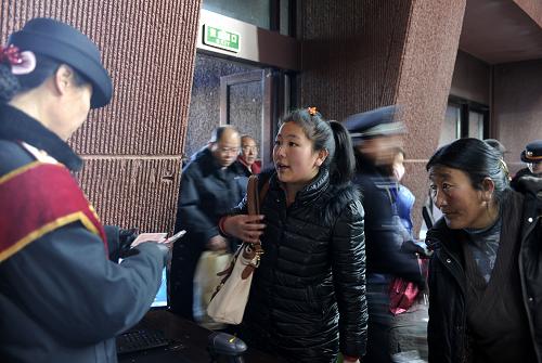 1月15日,旅客進(jìn)入拉薩火車站候車室。新華社記者 覺果 攝
