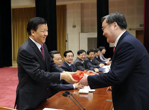 1月15日,中共中央黨校舉行2012年秋季學期畢業(yè)典禮。中共中央政治局常委、中央黨校校長劉云山出席畢業(yè)典禮,并為學員頒發(fā)畢業(yè)證書。新華社記者 謝環(huán)馳 攝