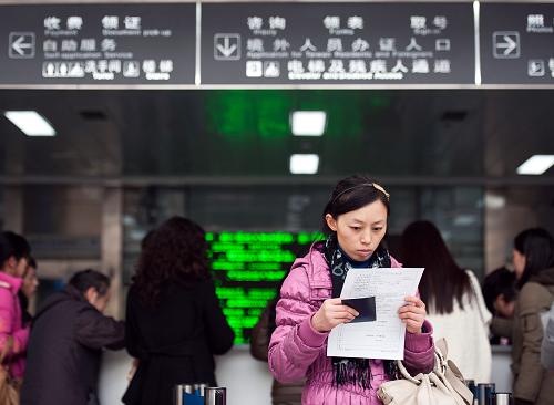 1月15日,在四川成都出入境接待中心,一位市民查看辦理證照的相關(guān)表格。新華社發(fā)(李華梁 攝)