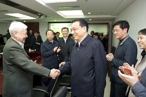 1月15日,中共中央政治局常委、國(guó)務(wù)院副總理李克強(qiáng)來到國(guó)家糧食局科學(xué)研究院考察調(diào)研,并主持召開座談會(huì)。這是李克強(qiáng)與專家親切交流。新華社記者 黃敬文 攝