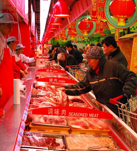 1月16日,顧客在南京市丹鳳街附近某大型超市二層農(nóng)副產(chǎn)品大賣場選購豬肉。與2012年年底相比,近日江蘇省精瘦豬肉漲幅約為3.9%。新華社發(fā)(李響 攝)