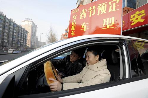 1月16日,一位市民在沈陽一家租車公司試駕春節(jié)用車。新華社發(fā)(張文魁 攝)