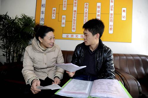 1月16日,一位市民(左)在沈陽一家租車公司辦理春節(jié)租車手續(xù)。新華社發(fā)(張文魁 攝)