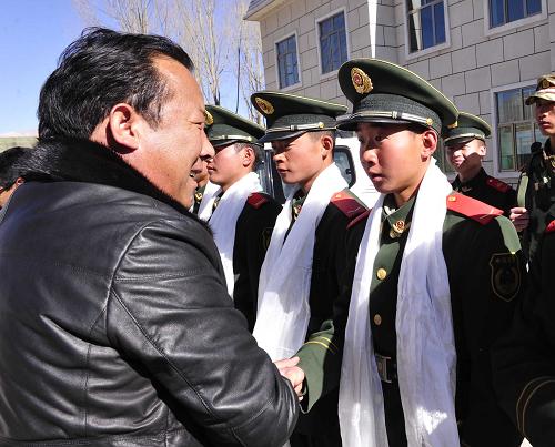 1月16日,慰問(wèn)團(tuán)成員在向尼木縣武警中隊(duì)官兵敬獻(xiàn)哈達(dá)。新華社發(fā)(劉坤 攝)