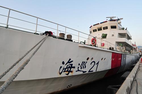 1月17日,“海巡21”駛進(jìn)三亞港口。 新華社記者 侯建森 攝