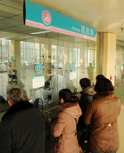 1月18日,在河北省唐縣白求恩紀(jì)念醫(yī)院,當(dāng)?shù)厝罕娫谒幏看翱谌∷帯P氯A社發(fā) (朱旭東 攝)