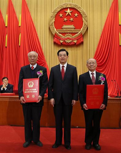 1月18日,中共中央、國務(wù)院在北京人民大會堂隆重舉行國家科學(xué)技術(shù)獎勵(lì)大會。胡錦濤、習(xí)近平、溫家寶、李克強(qiáng)、劉云山出席大會并為獲獎代表頒獎。這是國家主席胡錦濤向獲得2012年度國家最高科學(xué)技術(shù)獎的中國科學(xué)院院士、中國工程院院士、中國科學(xué)院力學(xué)研究所研究員鄭哲敏(右),中國工程院院士、中國電子科技集團(tuán)公司電子科學(xué)研究院研究員王小謨頒發(fā)獎勵(lì)證書。新華社記者 鞠鵬 攝