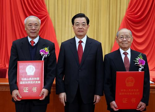 1月18日,中共中央、國務(wù)院在北京人民大會堂隆重舉行國家科學(xué)技術(shù)獎勵(lì)大會。胡錦濤、習(xí)近平、溫家寶、李克強(qiáng)、劉云山出席大會并為獲獎代表頒獎。這是國家主席胡錦濤向獲得2012年度國家最高科學(xué)技術(shù)獎的中國科學(xué)院院士、中國工程院院士、中國科學(xué)院力學(xué)研究所研究員鄭哲敏(右),中國工程院院士、中國電子科技集團(tuán)公司電子科學(xué)研究院研究員王小謨頒發(fā)獎勵(lì)證書。新華社記者 鞠鵬 攝