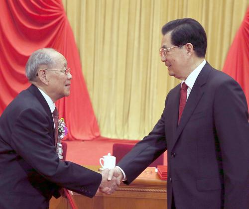 1月18日,中共中央、國務(wù)院在北京人民大會堂隆重舉行國家科學(xué)技術(shù)獎勵(lì)大會。胡錦濤、習(xí)近平、溫家寶、李克強(qiáng)、劉云山出席大會并為獲獎代表頒獎。這是國家主席胡錦濤向獲得2012年度國家最高科學(xué)技術(shù)獎的中國科學(xué)院院士、中國工程院院士、中國科學(xué)院力學(xué)研究所研究員鄭哲敏頒發(fā)獎勵(lì)證書。新華社記者 鞠鵬 攝