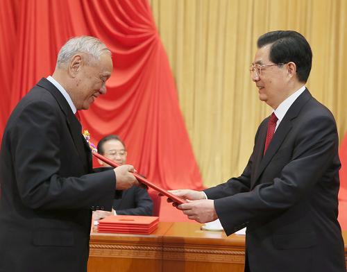1月18日,中共中央、國務(wù)院在北京人民大會堂隆重舉行國家科學(xué)技術(shù)獎勵(lì)大會。胡錦濤、習(xí)近平、溫家寶、李克強(qiáng)、劉云山出席大會并為獲獎代表頒獎。這是國家主席胡錦濤向獲得2012年度國家最高科學(xué)技術(shù)獎的中國工程院院士、中國電子科技集團(tuán)公司電子科學(xué)研究院研究員王小謨頒發(fā)獎勵(lì)證書。新華社記者 鞠鵬 攝
