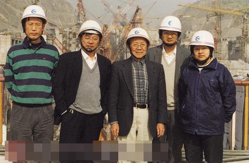 2002年,《三峽三期圍堰爆破拆除方案設(shè)計(jì)與研究》項(xiàng)目驗(yàn)收后,鄭哲敏(中)考察三峽船閘工地。 新華社發(fā)