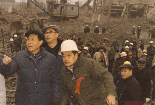 1984年,鄭哲敏(左一)在北京石景山電廠爆破拆除現(xiàn)場(chǎng)。新華社發(fā)