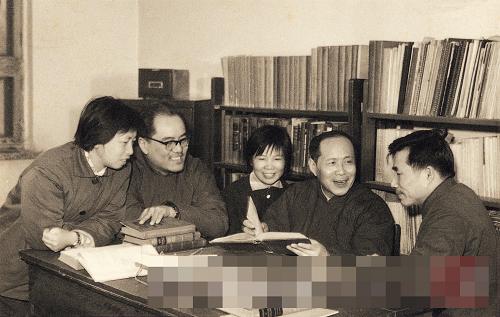 1978年,鄭哲敏(右二)與科技人員討論工作。新華社發(fā)