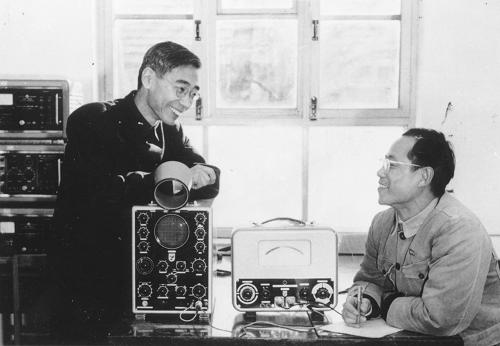 1956年,鄭哲敏(右)與科學(xué)家郭永懷親切交流。新華社發(fā)