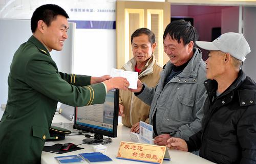 1月18日,南青嶼邊防派出所官兵對來靠臺輪實行24小時報關服務,開辟方便對臺貿易的“綠色通道”。新華社記者 魏培全 攝