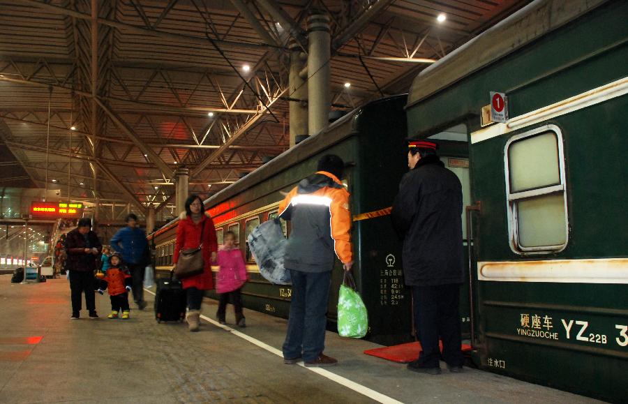 1月26日早上5點(diǎn)10分,在南京火車站月臺(tái),7101次列車在為旅客檢票。新華社發(fā)(李響攝)