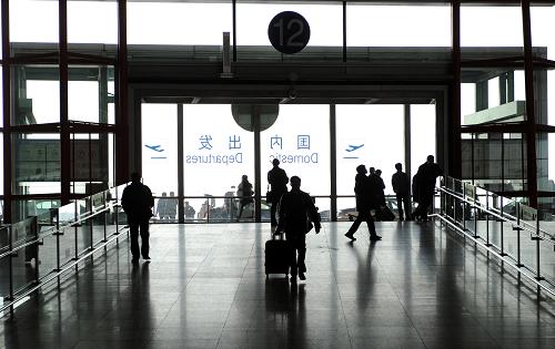1月26日,旅客走進(jìn)北京首都國際機(jī)場(chǎng)T3航站樓。新華社記者 戴天放 攝
