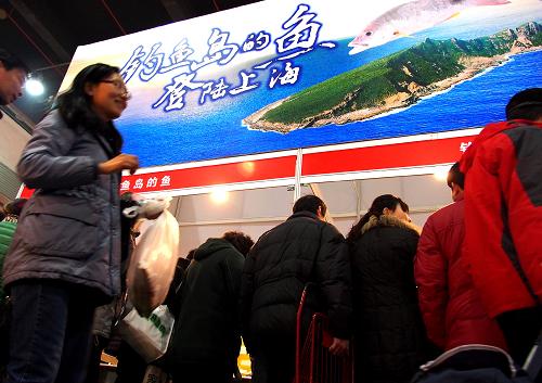 1月26日,許多顧客在釣魚島鮮魚攤位上挑選深海魚。新華社記者 陳飛 攝