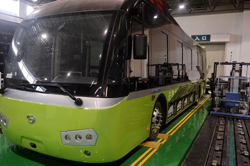 1月30日,一輛純電動(dòng)汽車在換電站內(nèi)等待更換電池。近日,吉林省內(nèi)第一座換電站,同時(shí)也是中國(guó)北方高寒地區(qū)首座二步式電動(dòng)汽車換電站在長(zhǎng)春凈月區(qū)建成,長(zhǎng)春市由此邁入了新能源汽車應(yīng)用推廣的快車道。長(zhǎng)春市近年來(lái)加快電動(dòng)汽車充、換電站建設(shè)步伐,為新能源汽車的推廣力爭(zhēng)在基礎(chǔ)設(shè)施配套建設(shè)上鋪開(kāi)平坦道路。據(jù)了解,長(zhǎng)春供電公司還將圍繞綠色生態(tài)城市建設(shè),進(jìn)一步協(xié)助地方政府推動(dòng)電動(dòng)汽車產(chǎn)業(yè)發(fā)展,助推長(zhǎng)春汽車產(chǎn)業(yè)向低碳、清潔能源的方向穩(wěn)步前進(jìn)。新華社記者 林宏 攝