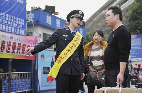 2月2日,便民服務(wù)點(diǎn)的安保人員在為旅客指路。新華社記者 梁旭 攝