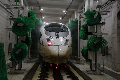 這是2月1日拍攝的在自動洗車房進(jìn)行清洗的動車組。新華社發(fā)(張春雷 攝)