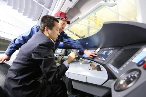 2月1日,在沈陽動車段大連動車運(yùn)用所,檢修人員和司機(jī)在對動車進(jìn)行出庫前測試。新華社發(fā)(張春雷 攝)
