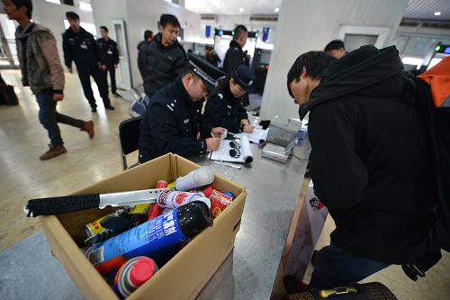 2月2日,在太原火車站,民警對(duì)查獲、收繳的危險(xiǎn)品進(jìn)行登記。新華社記者 李鑫 攝