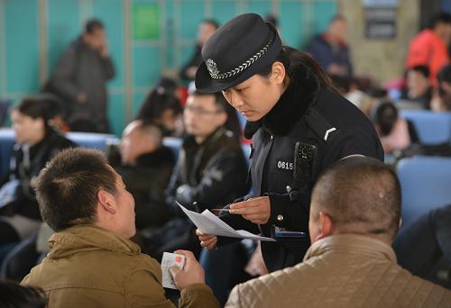 2月2日,在太原火車站,派出所民警段黎燕在候車室對(duì)旅客進(jìn)行客票檢查。新華社發(fā)(王全超 攝)