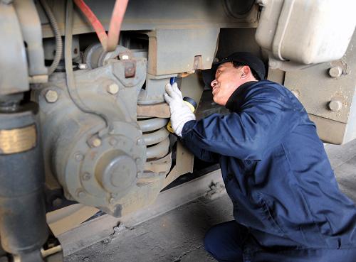 2月2日,鄭州鐵路局鄭州機務段的工作人員檢查春運機車組的制動系統(tǒng)。新華社記者 李博 攝