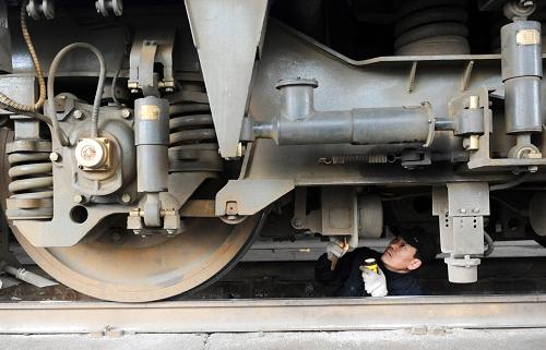 2月2日,鄭州鐵路局鄭州機務段的工作人員檢查春運機車組的制動系統(tǒng)。新華社記者 李博 攝