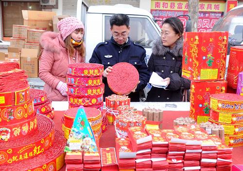 2月4日,河北省南和縣安監(jiān)局工作人員在對(duì)街頭煙花爆竹銷(xiāo)售點(diǎn)進(jìn)行檢查。春節(jié)將至,煙花爆竹銷(xiāo)售進(jìn)入旺季,河北省南和縣安監(jiān)局組織工作人員對(duì)市場(chǎng)上的煙花爆竹銷(xiāo)售點(diǎn)進(jìn)行拉網(wǎng)式安全檢查,為“平安春節(jié)”保駕護(hù)航。