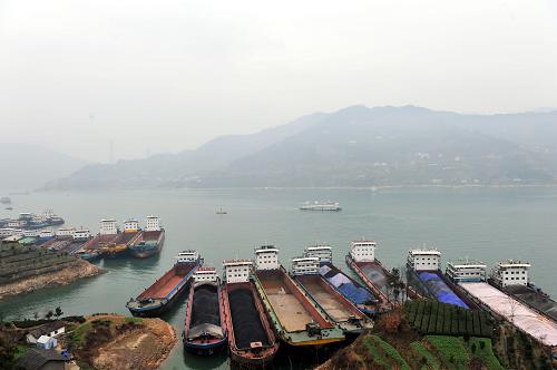 2月4日,大批船舶停靠在水位下降后的三峽大壩上游湖北省秭歸縣沙灣水域等待過閘。為保證枯水期長江中下游群眾生產(chǎn)生活用水和航運(yùn)的安全,從2012年11月底開始,三峽樞紐在發(fā)電的同時(shí),持續(xù)為下游進(jìn)行生態(tài)補(bǔ)水,水庫水位也逐步下降,2013年2月3日晚首次跌破170米大關(guān)。至此,三峽水庫已累計(jì)為下游生態(tài)補(bǔ)水約45億立方米。