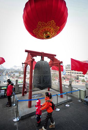 2月5日,幾名游客在陜西西安鐘樓上參觀。當(dāng)日,經(jīng)過為期三個(gè)月的全面保養(yǎng)之后,古都西安標(biāo)志性建筑鐘樓重新對(duì)游客開放。據(jù)了解,這次維護(hù)主要是對(duì)鐘樓脫落的油漆面以及景觀照明設(shè)施進(jìn)行修繕。西安鐘樓始建于明洪武十七年(公元1384年),距今已有600多年歷史,為全國(guó)重點(diǎn)文物保護(hù)單位。