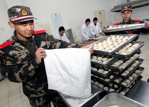2月6日,武警新戰(zhàn)士楊世豪(左一)在仔細(xì)清理包裝袋里的剩余面粉。近日,在武警上海總隊(duì)三支隊(duì)新兵連,理發(fā)推子重新回到連隊(duì)、節(jié)約每一粒糧食、吃光盤(pán)中餐的“光盤(pán)行動(dòng)”等舉措盛行,提倡節(jié)儉,杜絕浪費(fèi),已成為獨(dú)生子女占多數(shù)的新兵連干部戰(zhàn)士的自覺(jué)行動(dòng)。