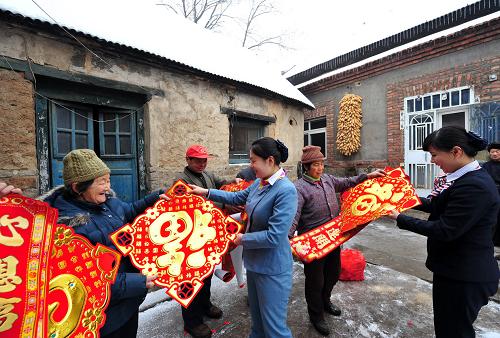 2月6日,“善小”志愿者為老人送春聯(lián)。山東淄博市博山區(qū)山頭鎮(zhèn)池子村地處大山深處的山頂,偏遠(yuǎn)且山路崎嶇,交通不便。政府實(shí)施合村并居工程后,年輕人搬到山下的鄉(xiāng)鎮(zhèn),還有100余位60歲以上的老人不愿離開(kāi)。春節(jié)將至,國(guó)家電網(wǎng)山東淄博供電公司的“善小”志愿者踏著厚厚的積雪到此,為老人送春聯(lián)、演節(jié)目,迎接新春佳節(jié)。