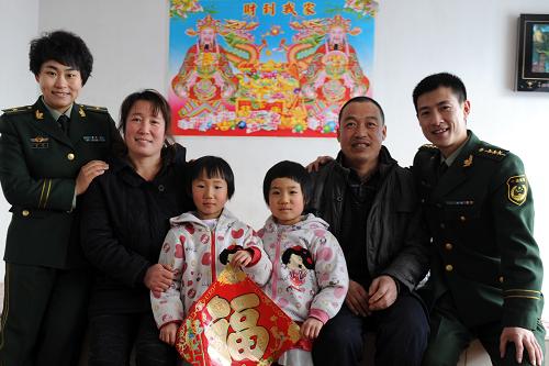 2月6日,長春邊防檢查站官兵與孫玉華(左二)一家在慰問活動中合影。長春市二道區(qū)四家鄉(xiāng)十間房社區(qū)的村民孫玉華一家11口人,都靠她獨(dú)自維持生計(jì)。2009年開始,長春邊防檢查站連續(xù)4年的不斷幫助,加上社會各界的紛紛援助,使這一家人生活際遇不斷好轉(zhuǎn)。新春臨近,長春邊防檢查站官兵將年貨和科學(xué)種植養(yǎng)殖技術(shù)書籍送到她家,鼓勵孫玉華家致富奔小康。